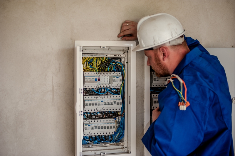 electricite-LA ROQUEBRUSSANNE-min_electrician-2755683